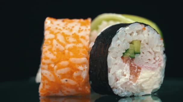 Friss Sushi Roll Maki Forog Közelben Sushi Halból Lazacból Rizsből — Stock videók