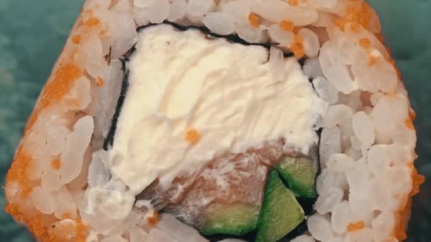 新鲜寿司卷与芝麻籽旋转紧密 黄瓜的寿司 寿司餐厅寿司送货上门美味的日本食物 切碎的面包卷 — 图库视频影像