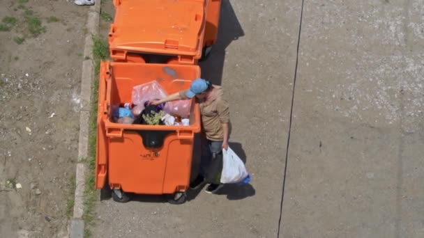 Sem Abrigo Vasculha Caixote Lixo Procura Comida Coisas Pobre Homem — Vídeo de Stock