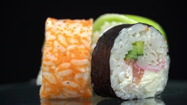 新鲜寿司卷麻将旋转得很近 黄瓜的寿司 寿司餐厅寿司送货上门美味的日本食物 切碎的面包卷 — 图库视频影像