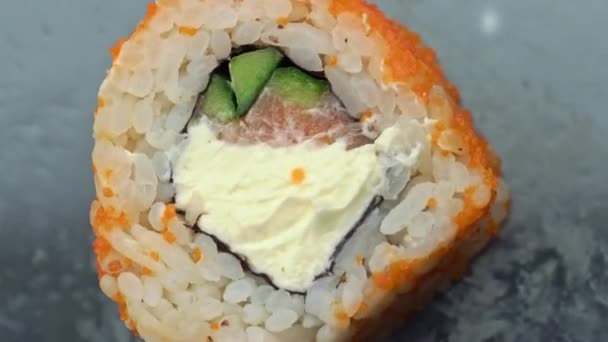 Färsk Sushirulle Med Sesamfrön Roterar Närbild Sushi Från Fisk Lax — Stockvideo