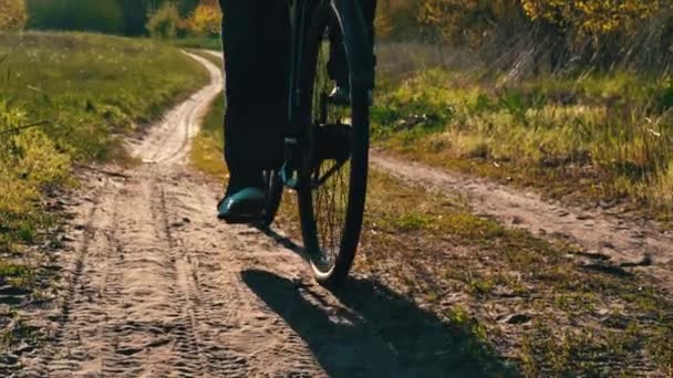 Joven Monta Bicicleta Por Sendero Polvoriento Bosque Atardecer Hombre Monta — Vídeos de Stock