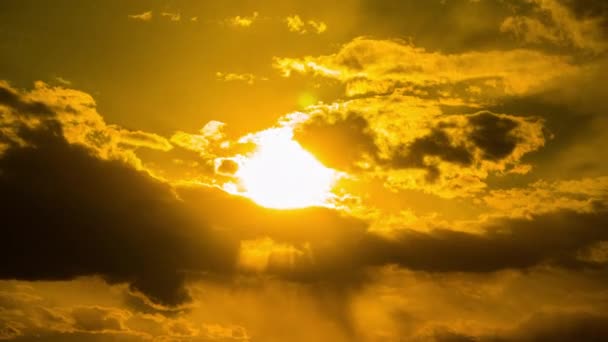 Heldere Oranje Zonsondergang Gaat Onder Achter Wolken Aan Het Eind — Stockvideo