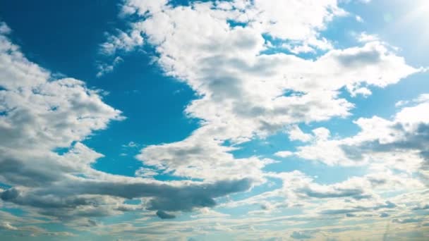 Nubes Blancas Esponjosas Flotan Lentamente Través Del Cielo Azul Diurno — Vídeos de Stock