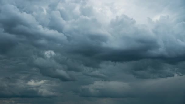 Timelapse Gråa Regniga Moln Flyter Över Den Mörka Himlen Molnig — Stockvideo