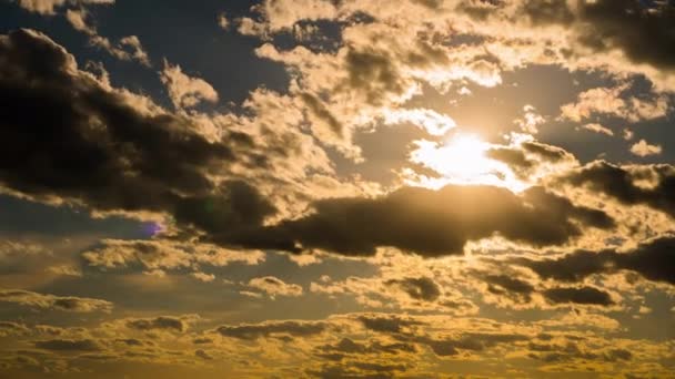 Heldere Oranje Zonsondergang Gaat Onder Achter Wolken Aan Het Eind — Stockvideo