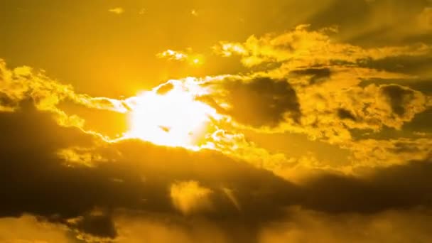 Heldere Oranje Zonsondergang Gaat Onder Achter Wolken Aan Het Eind — Stockvideo
