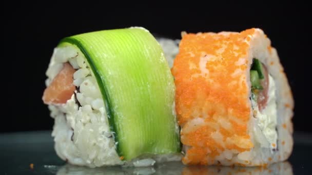 Fresco Rollo Sushi Maki Rotar Cerca Sushi Pescado Salmón Arroz — Vídeo de stock