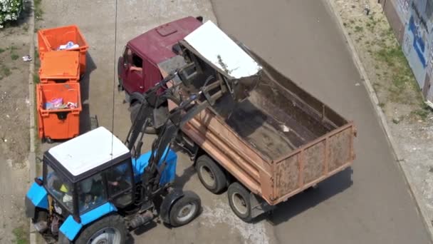 Τρακτέρ Πετάει Συντρίμμια Κατασκευών Στο Φορτηγό Σκουπιδιάρικο Δουλεύει Σκληρά Συλλογή — Αρχείο Βίντεο
