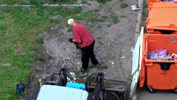 Hombre Con Una Pala Carga Basura Tanque Tractor Camión Basura — Vídeos de Stock