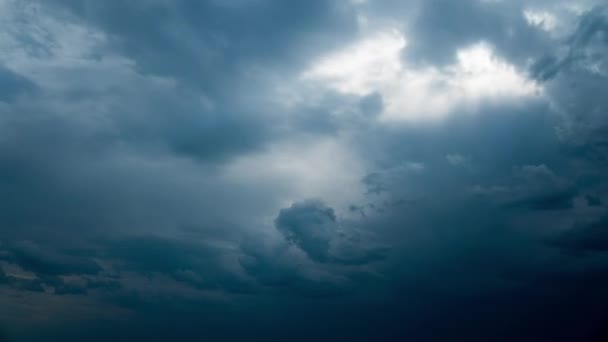 Nuvens Chuvosas Cinza Timelapse Flutuam Através Céu Escuro Dia Nublado — Vídeo de Stock