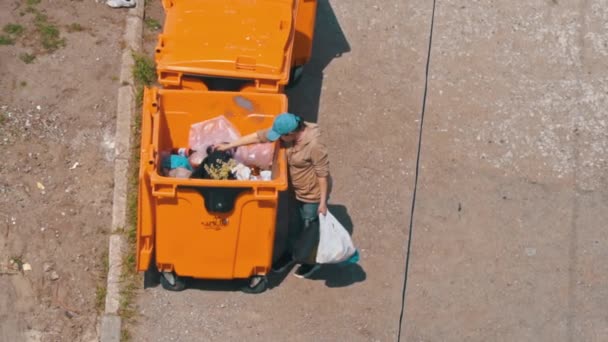 집없는 쓰레기통을 샅샅이 뒤지면서 음식이나 물건을 찾습니다 사람은 무엇인가를찾기 매립지를 — 비디오