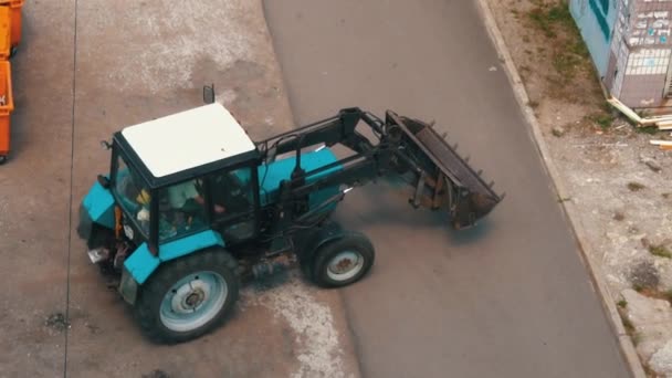 Tractor Dumpt Bouwpuin Truck Vuilniswagen Werkt Hard Vuilnisophaling Nabij Vuilnisbakken — Stockvideo