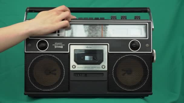Garota Coloca Cassetes Vintage Gravador Rádio Preto Fundo Verde Gravador — Vídeo de Stock