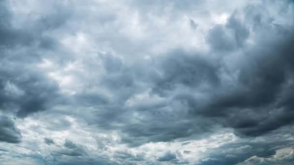Zeitraffer Graue Regenwolken Schweben Einem Bewölkten Tag Über Den Dunklen — Stockvideo