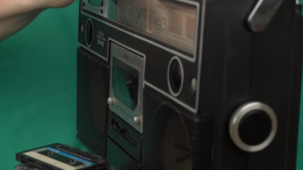 Garota Coloca Cassetes Vintage Gravador Rádio Preto Fundo Verde Gravador — Vídeo de Stock