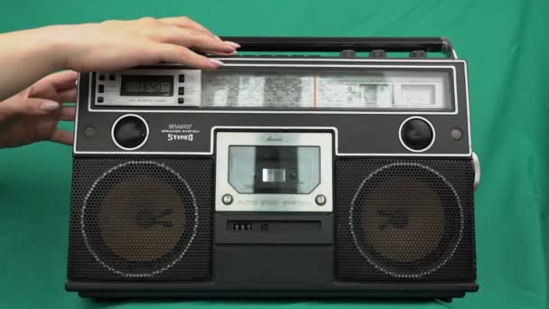 Mädchen Legt Vintage Kassetten Ein Schwarzes Radio Tonbandgerät Auf Grünem — Stockvideo