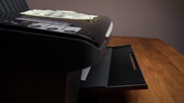 Sahte 100 dolarlık banknotun üzerinde parmak izi var. Sahte para, yasadışı eylemler. Yasadışı para basımı. A4 sayfasında Amerikan doları baskısı.