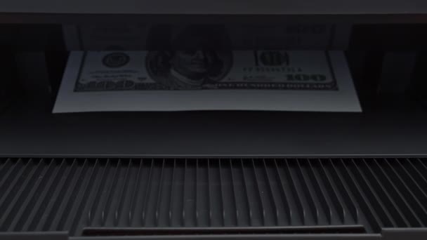 偽造100ドル札に印刷する 偽物の金違法行為 お金の違法印刷 A4シート上のドルの印刷 — ストック動画