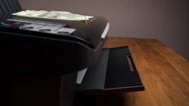 Sahte 100 dolarlık banknotun üzerinde parmak izi var. Sahte para, yasadışı eylemler. Yasadışı para basımı. A4 sayfasında Amerikan doları baskısı.