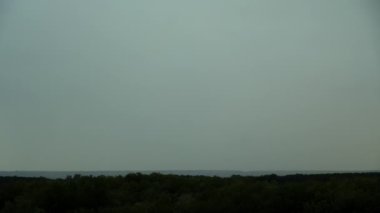 Geceleri şehrin üzerinde şimşek ve gök gürültüsü. Parlak ve muhteşem yıldırımlar, gök gürültülü fırtınalar. Gece gök gürültülü gök gürültülü ve şehrin üzerine yağmur yağıyor..