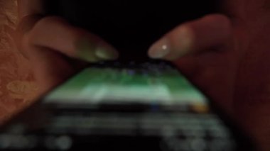 Kadın telefon üzerinden sosyal ağlara takılıyor. Modern gençler sosyal ağlarda oturuyor. Sosyal ağlarda kurdeleyi kaydırma.