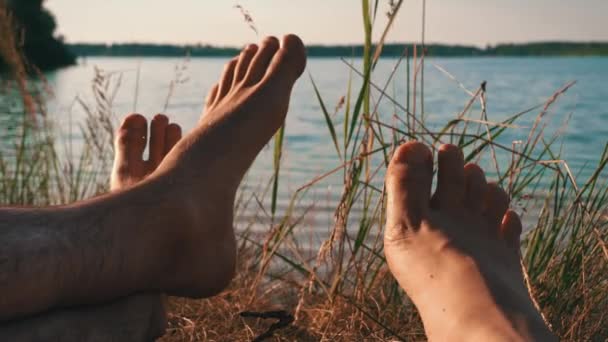 Çıplak Ayaklar Nehir Kıyısında Sevecen Bir Kadın Erkek Rahatlama Sükunet — Stok video