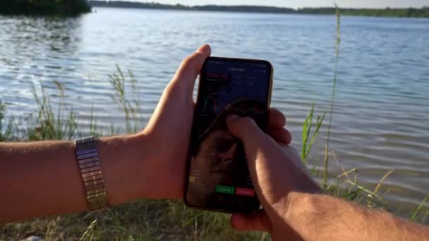 Manos Hombre Con Teléfono Inteligente Criptomoneda Cerca Del Río Naturaleza — Vídeos de Stock