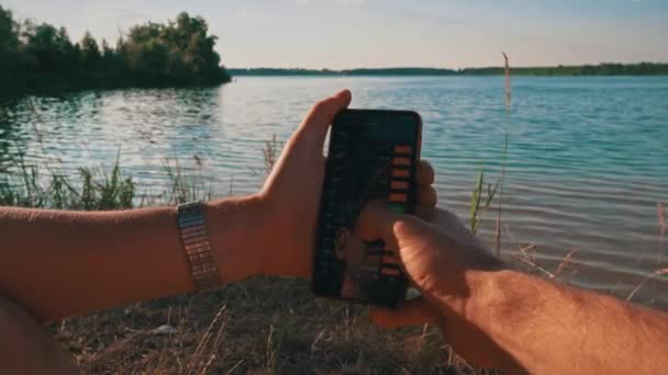 Händerna Man Med Smartphone Och Cryptocurrency Nära Floden Naturen Lugn — Stockvideo