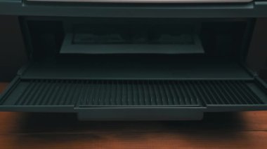 Sahte 100 dolarlık banknotun üzerinde parmak izi var. Sahte para, yasadışı eylemler. Yasadışı para basımı. A4 sayfasında Amerikan doları baskısı.