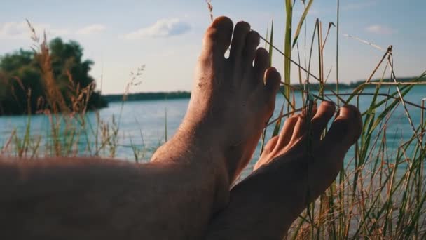 Doğada Nehir Kenarında Çıplak Ayaklı Bir Adam Rahatlama Huzur Doğayla — Stok video