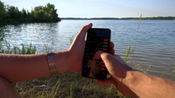Руки Человека Смартфоном Криптовалютой Берегу Реки Природе Спокойствие Отдых Уединение — стоковое видео