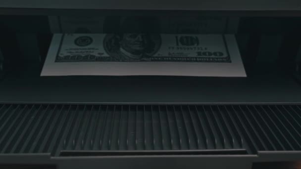 偽造100ドル札に印刷する 偽物の金違法行為 お金の違法印刷 A4シート上のドルの印刷 — ストック動画