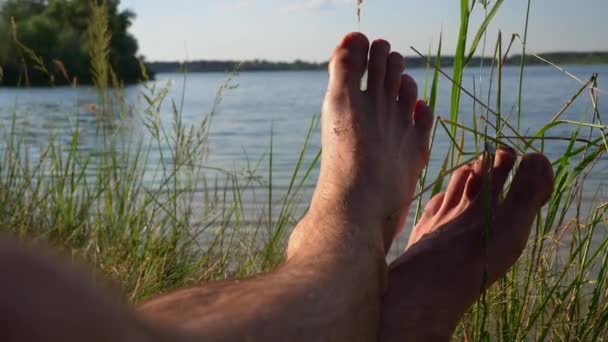 Γυμνά Πόδια Ενός Ανθρώπου Στη Φύση Κοντά Στο Ποτάμι Χαλάρωση — Αρχείο Βίντεο