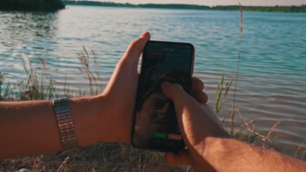 Mãos Homem Com Smartphone Criptomoeda Perto Rio Natureza Tranquilidade Relaxamento — Vídeo de Stock