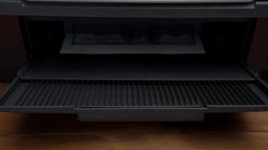 Sahte 100 dolarlık banknotun üzerinde parmak izi var. Sahte para, yasadışı eylemler. Yasadışı para basımı. A4 sayfasında Amerikan doları baskısı.