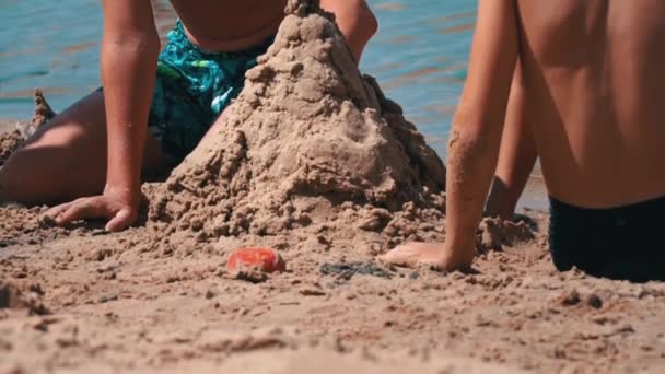 Crianças Fato Banho Brincam Areia Praia Crianças Pequenas Constroem Castelos — Vídeo de Stock