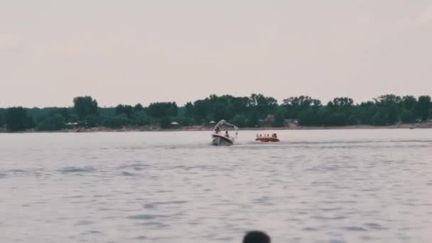 Лодка Плавает Вдоль Реки Связанными Трубами Пляже Экстремальное Развлечение Воде — стоковое видео
