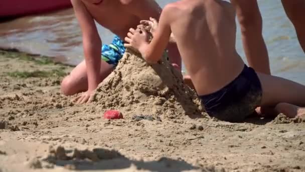 Dzieci Strojach Kąpielowych Bawią Się Piasku Plaży Małe Dzieci Budują — Wideo stockowe
