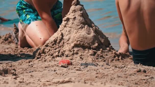 Παιδιά Μαγιό Παίζουν Στην Άμμο Στην Παραλία Μικρά Παιδιά Χτίζουν — Αρχείο Βίντεο