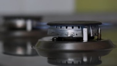 Gaz ocağındaki ateş yavaş çekimde yanıyor. Elektrikli ocağın alevi, ocağın ateşi. Gaz kontağı. Ateş yanıkları, mutfak ocağında gaz ocağı, yakın çekim..