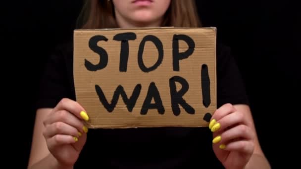 Расстроенная Украинская Бедная Девочка Протестующая Против Военного Конфликта Молодая Женщина — стоковое видео