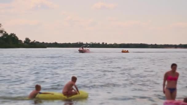 Boot Schwimmt Entlang Des Flusses Mit Einem Gebundenen Schlauch Strand — Stockvideo