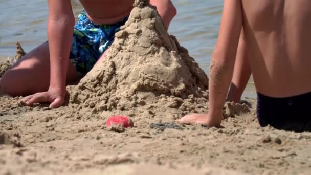 Bambini Costume Bagno Giocano Nella Sabbia Sulla Spiaggia Bambini Costruiscono — Video Stock