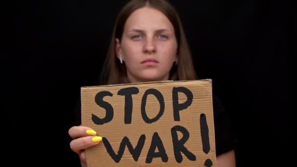 Molesto Muchacha Pobre Ucraniana Protestando Contra Conflicto Militar Una Joven — Vídeos de Stock