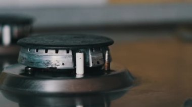 Gaz ocağındaki ateş yavaş çekimde yanıyor. Elektrikli ocağın alevi, ocağın ateşi. Gaz kontağı. Ateş yanıkları, mutfak ocağında gaz ocağı, yakın çekim..