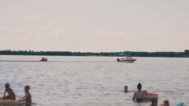 Łódź Pływa Wzdłuż Rzeki Przywiązaną Rurką Plaży Ekstremalna Rozrywka Wodzie — Wideo stockowe