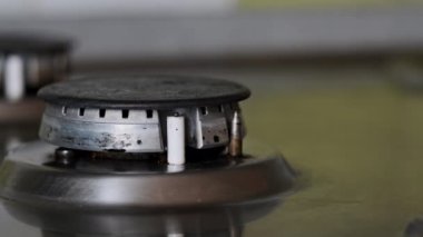 Gaz ocağındaki ateş yavaş çekimde yanıyor. Elektrikli ocağın alevi, ocağın ateşi. Gaz kontağı. Ateş yanıkları, mutfak ocağında gaz ocağı, yakın çekim..