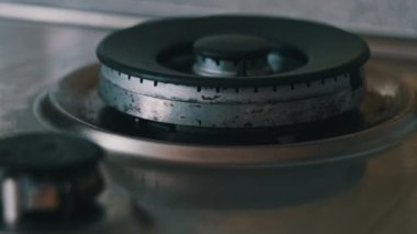 Gaz ocağındaki ateş yavaş çekimde yanıyor. Elektrikli ocağın alevi, ocağın ateşi. Gaz kontağı. Ateş yanıkları, mutfak ocağında gaz ocağı, yakın çekim..