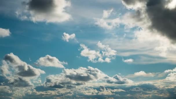Hvide Fluffy Skyer Langsomt Flyde Gennem Den Blå Dagtimerne Himmel – Stock-video